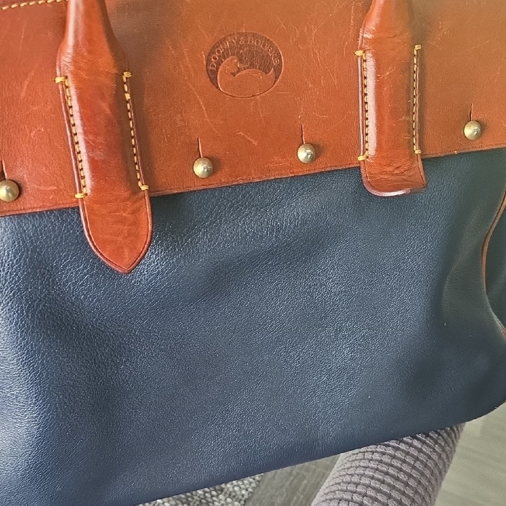 Elegant Two-Tone Leather Handbag - Picture 16 of 16